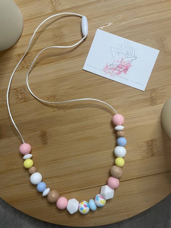 collier d'allaitement cœurs colorés