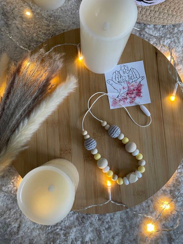 collier d'allaitement crochet gris