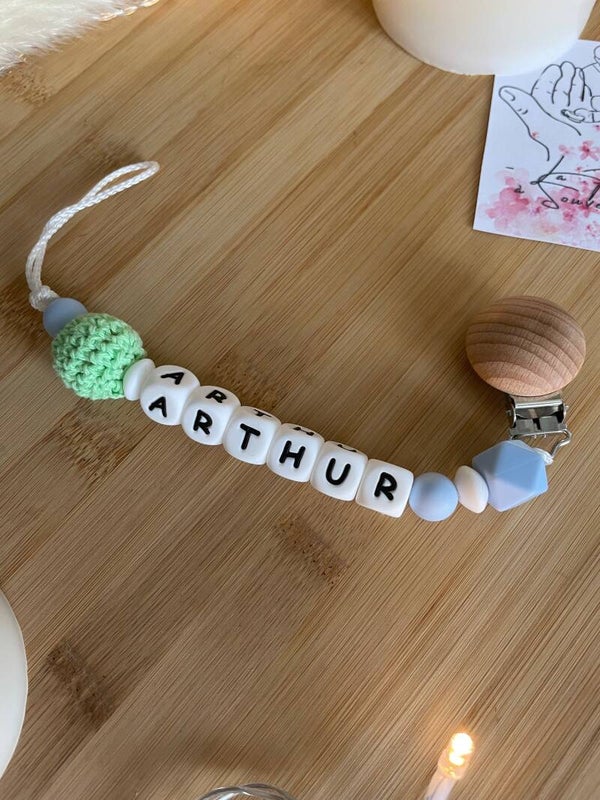 attache tétine silicone crochet vert