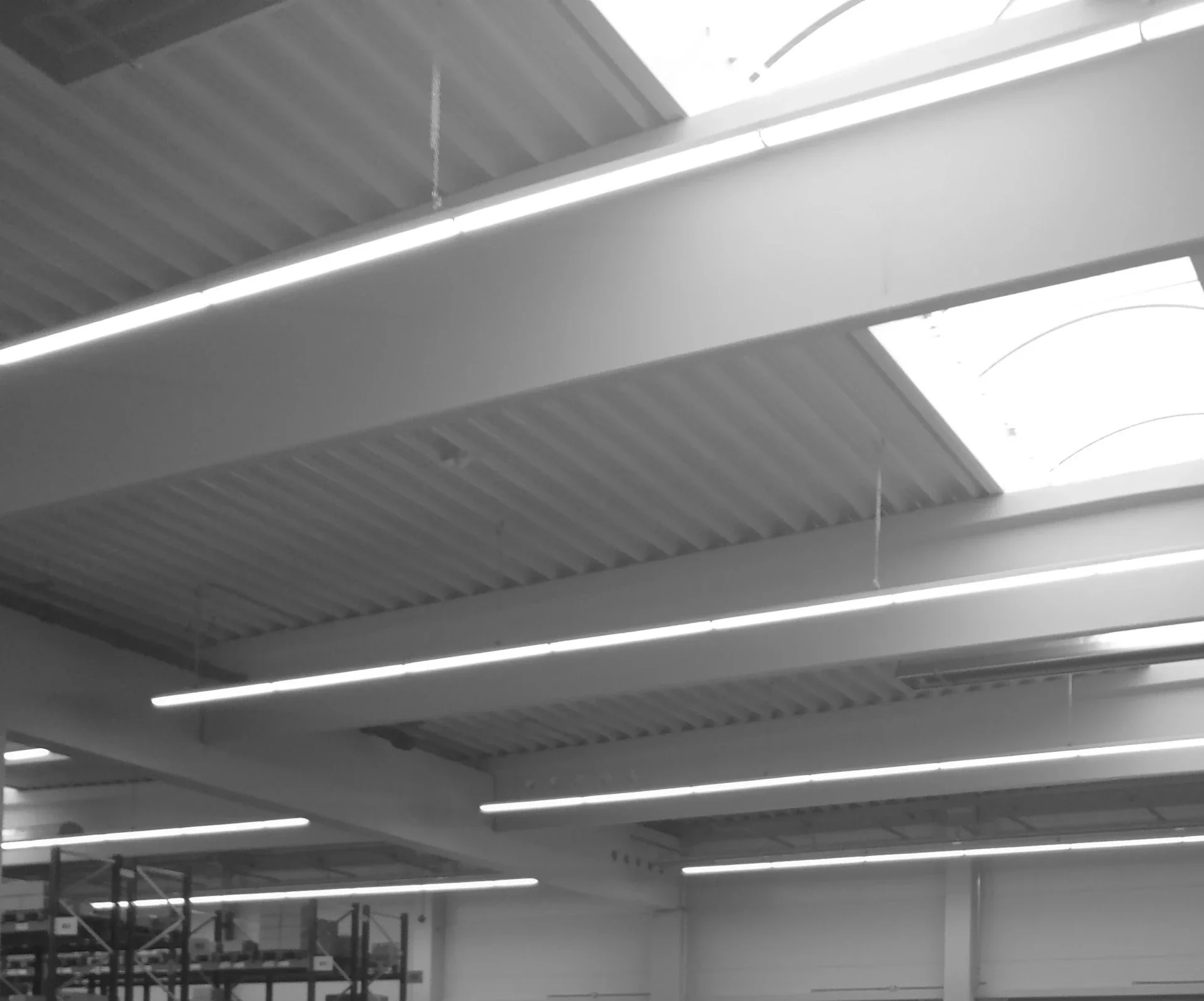 Effizientes DALI-Lichtmanagement in einer Produktionshalle mit tageslichtabhängig gesteuerten LED-Lichtbändern und KNX-Anbindung.