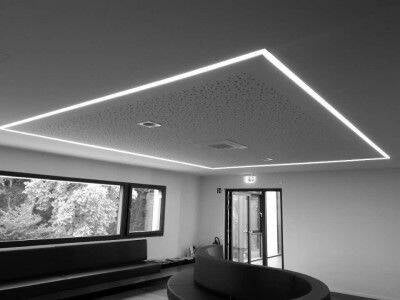 Wartezimmer einer modernen Arztpraxis mit eleganter, KNX-gesteuerter Deckenbeleuchtung und integrierter Steuerung der Medienversorgung.