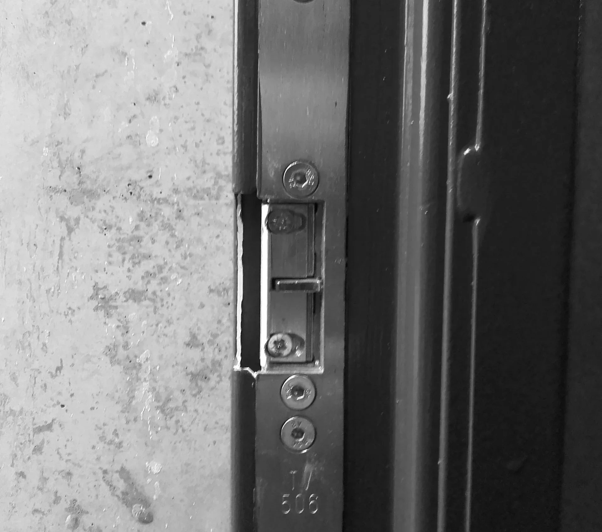 Detailaufnahme eines in einen Stahltürrahmen integrierten Schließblechs für mechatronische Objektsicherung und automatisierte Verschlussüberwachung.