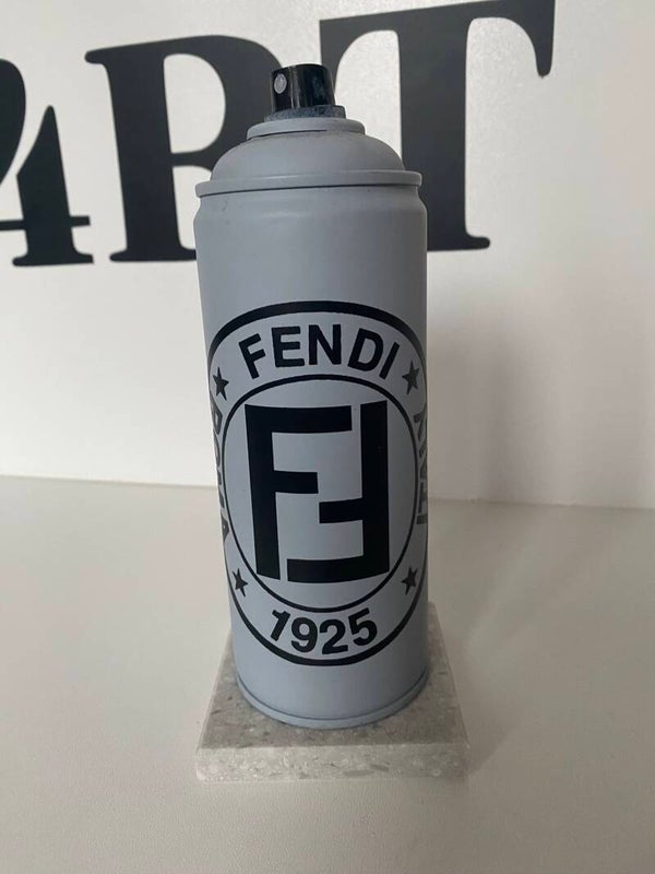 Fendi spuitbus op plateau
