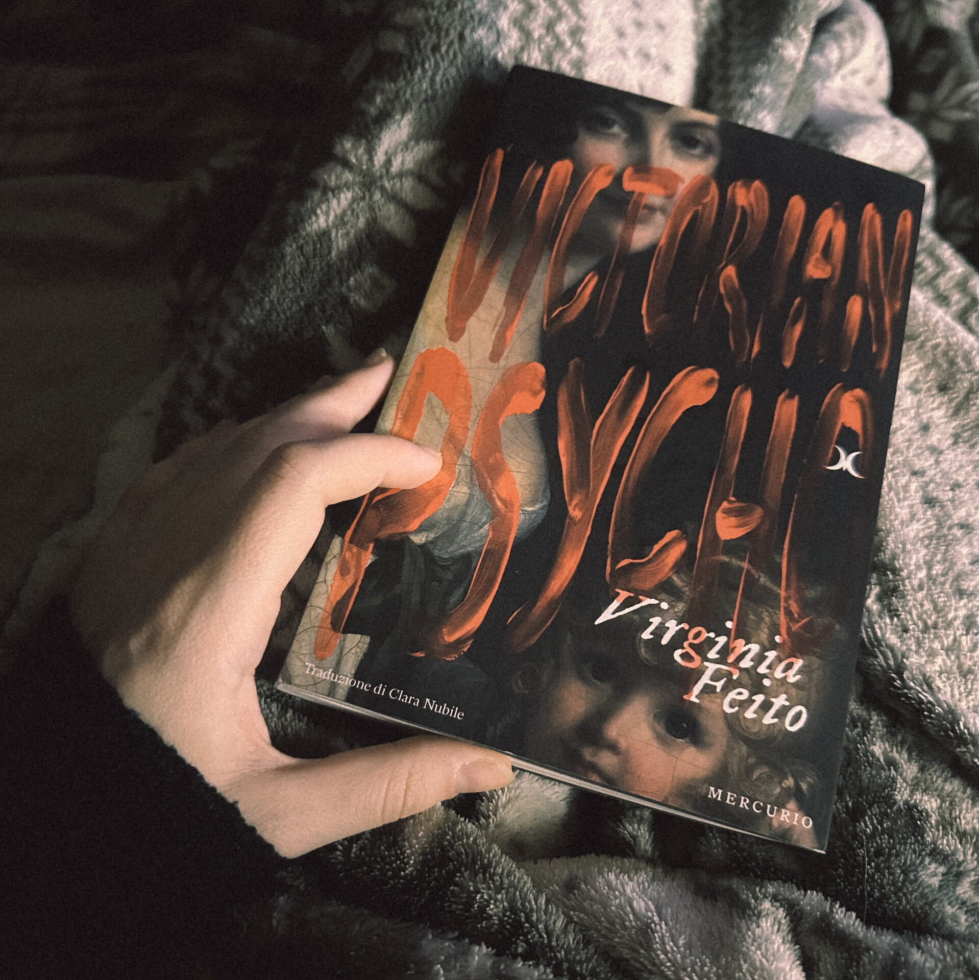 Foto del libro "Victorian Psycho" di Virginia Feito durante la sua lettura