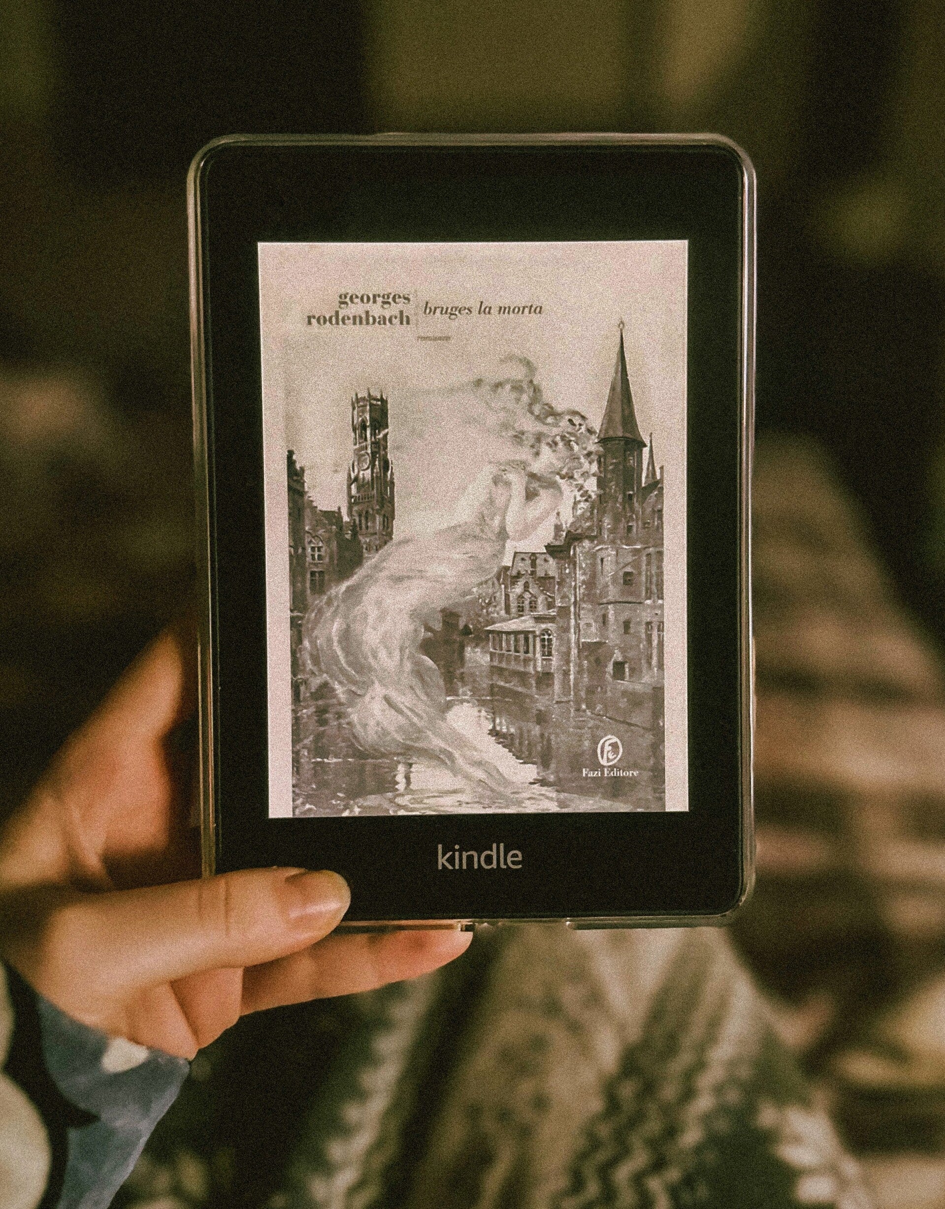 Foto con Kindle acceso e copertina del libro Bruges la morta di Geroges Rodenbach