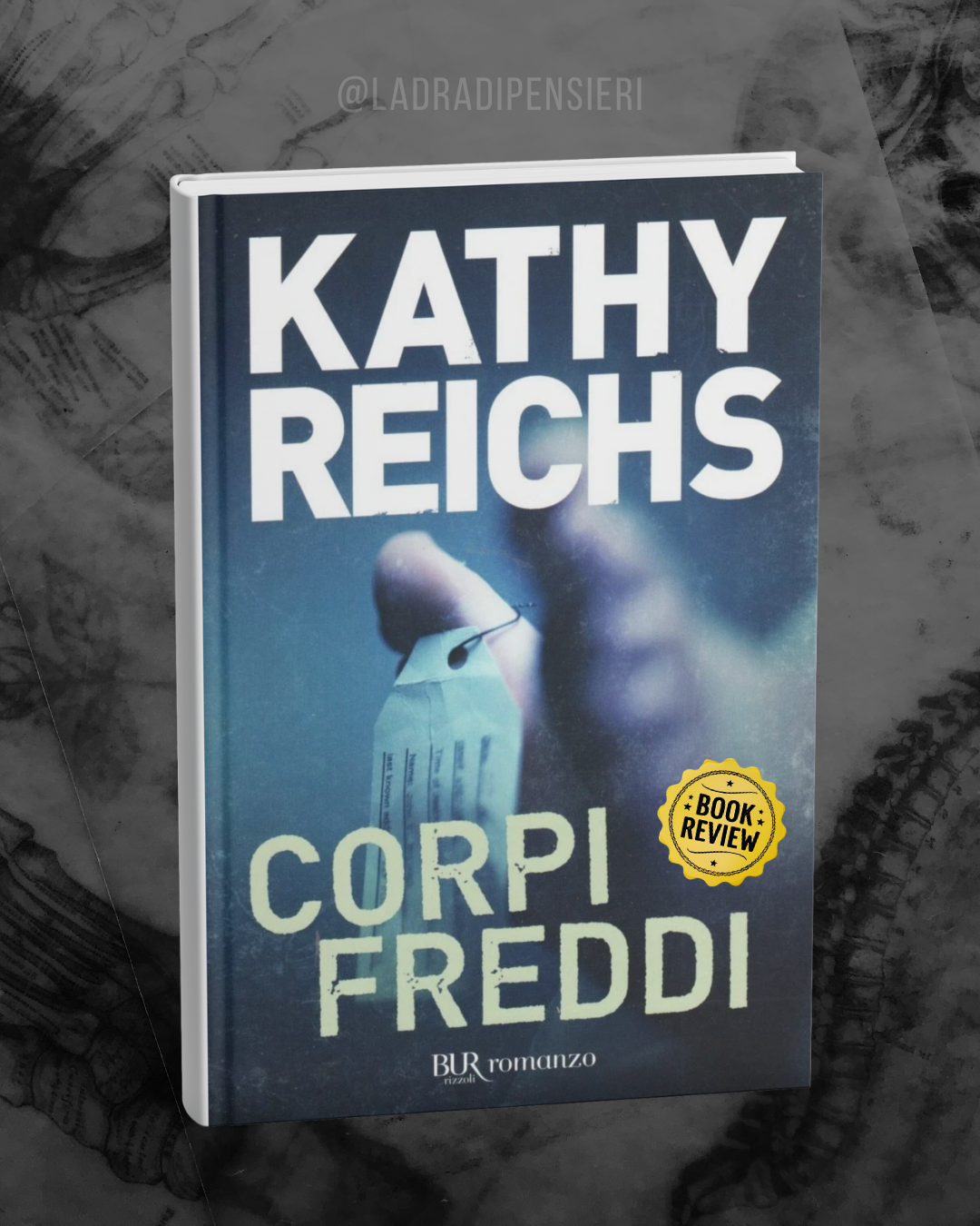 Mockup con copertina del libro "Corpi freddi" di Kathy Reichs