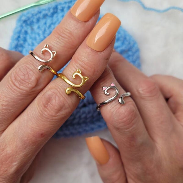 Kat haak of brei ring een garenspanning hulp voor bij het haken en breien. In 3 verschillende kleuren goud, roségoud en zilver met roze oren