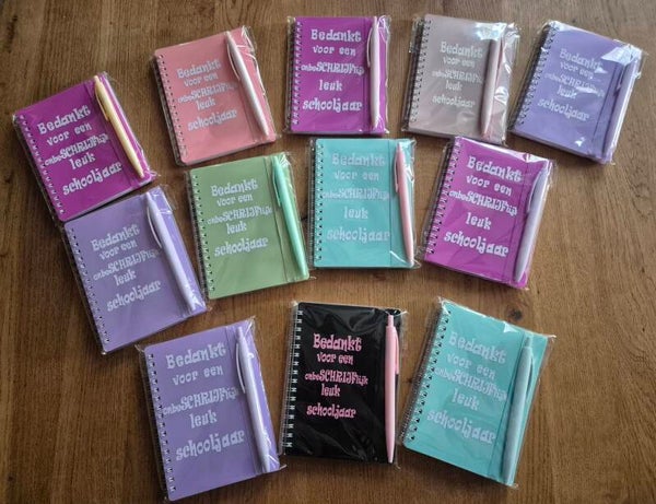 Notitie boekje +pen "bedankt voor het onbeschrijfelijke leuke schooljaar"