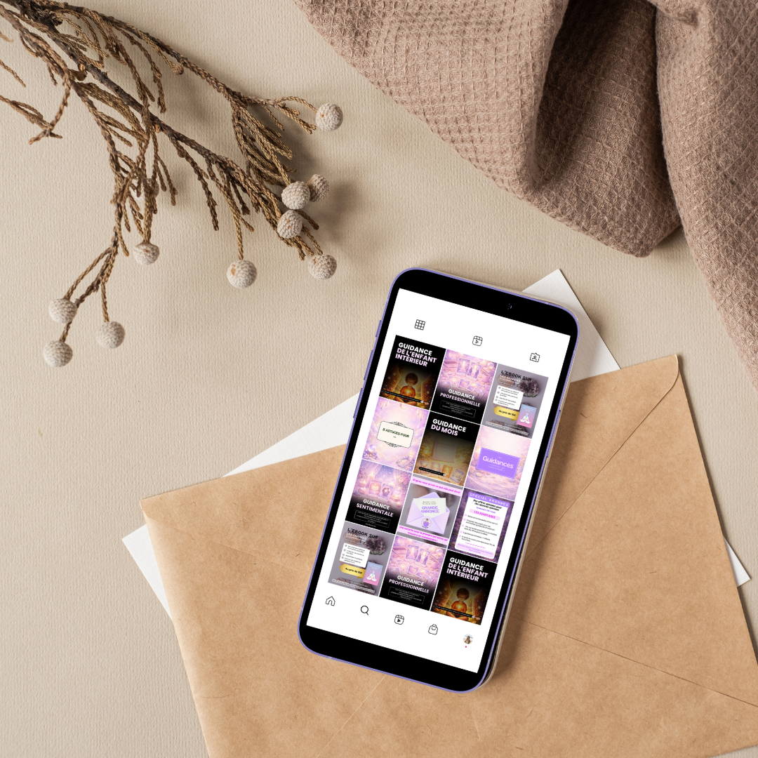 Présentation de visuels réseaux sociaux sur smartphone pour communication digitale par Okami Studio