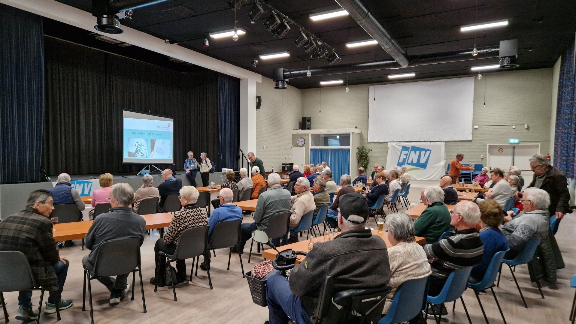 foto van een bijeenkomst over online veiligheid voor senioren