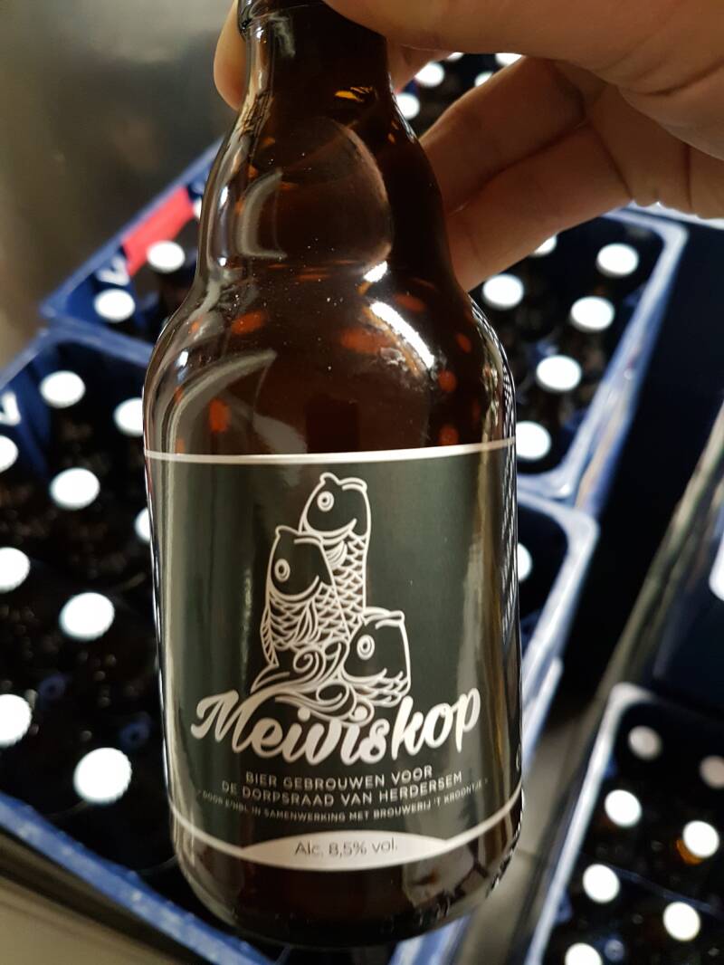 De dorpsraad vraagt ons een bier te brouwen voor hun 50-jarig bestaan. We ontwerpen ook het etiket en dopen het bier &#039;Meiviskop&#039;, naar de bijnaam van de inwoners van Herdersem.