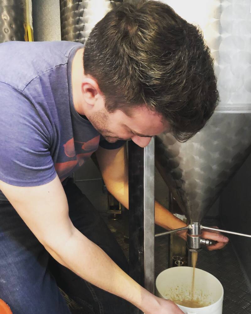 Kwaliteit staat centraal: daarom is het belangrijk om de dode gistcellen tijdens de vergisting  uit het jongbier te halen. Hier zie je mij vakkundig purgeren.
