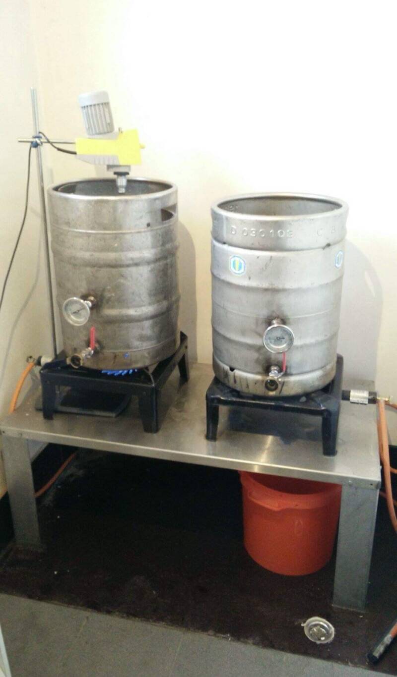 E³HBL blijft ambitieus en we dromen van ons eigen bier. We doen beroep op de installatie van een vriend en beginnen te experimenteren.