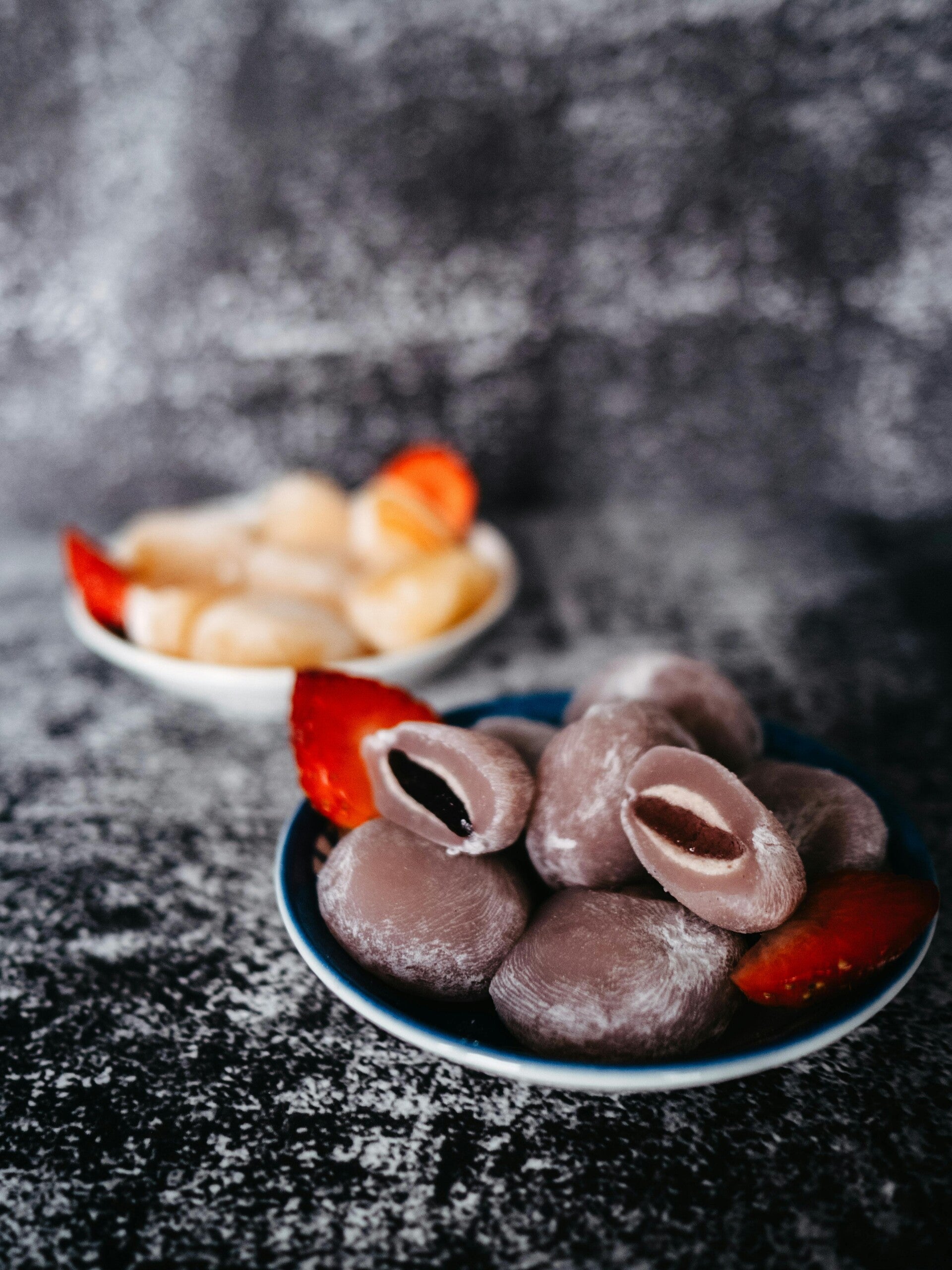 Eine Schale mit süßen Mochi-Reiskuchen, dekoriert mit einer frischen Erdbeere für den Kinderkochkurs.