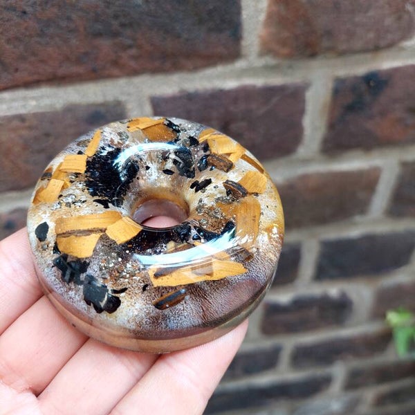 Donut, tijgeroog, shungiet, zwarte toermalijn, pyriet