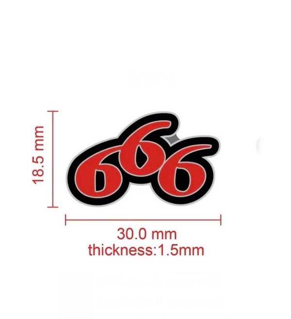pin met het nummer 666 in rood en zwart.