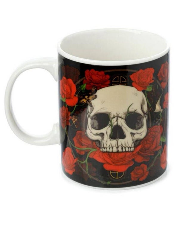 mok met schedels en rode rozen