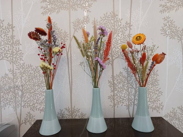 vaasjes met droogbloemen