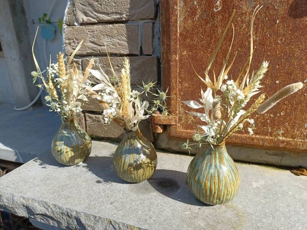 vaasjes met droogbloemen