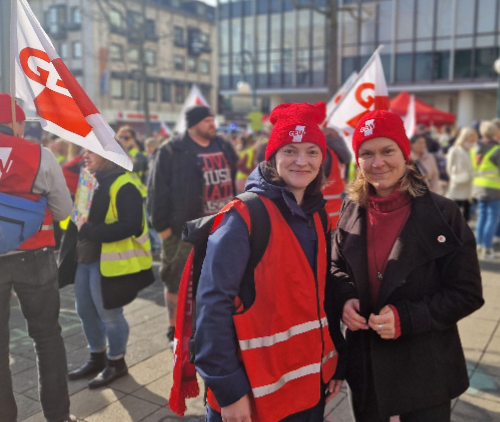 Isabel Carqueville und Jenny Huschke auf Warnstreik der Kolleg*innen aus Sozial- und Erziehungsdienst in Kassel am 7. März 2025