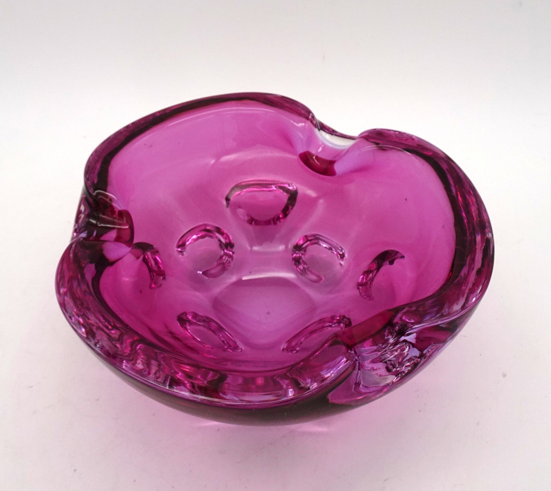VINTAGE GLASS BOWL ASBAK MURANO EMBOSSED CRANBERRY ROZE