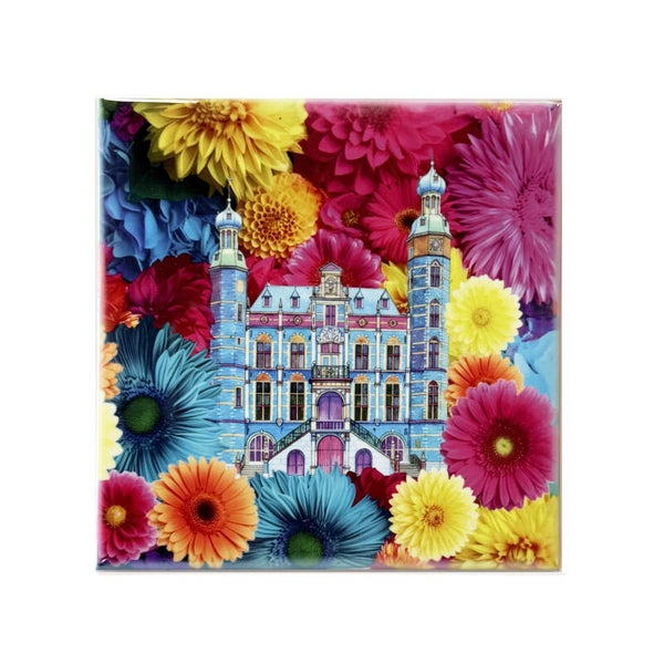 Keramisch tegeltje Stadhuis Venlo met bloemen