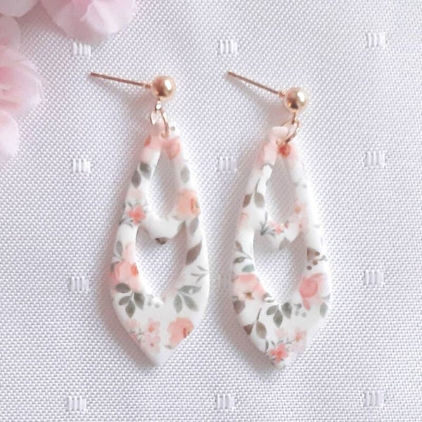 Statementohrringe mit kleinen Blumen