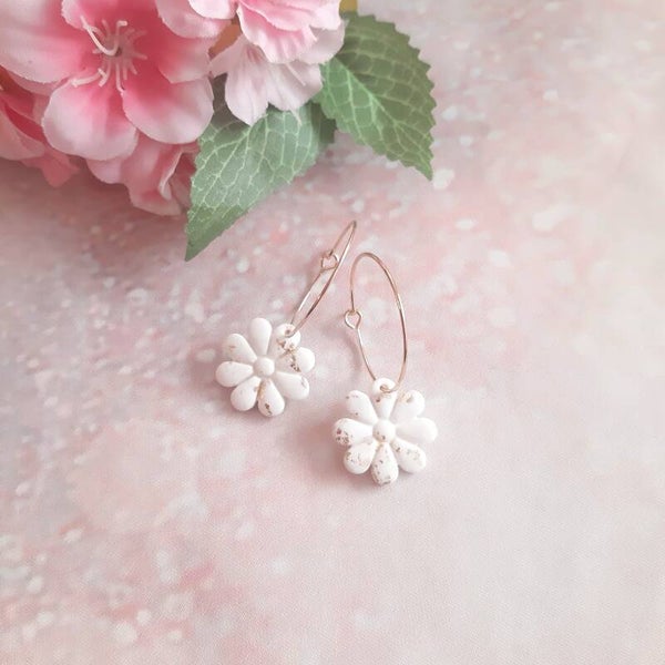 Moderne Creole mit weißer Blume und Gold