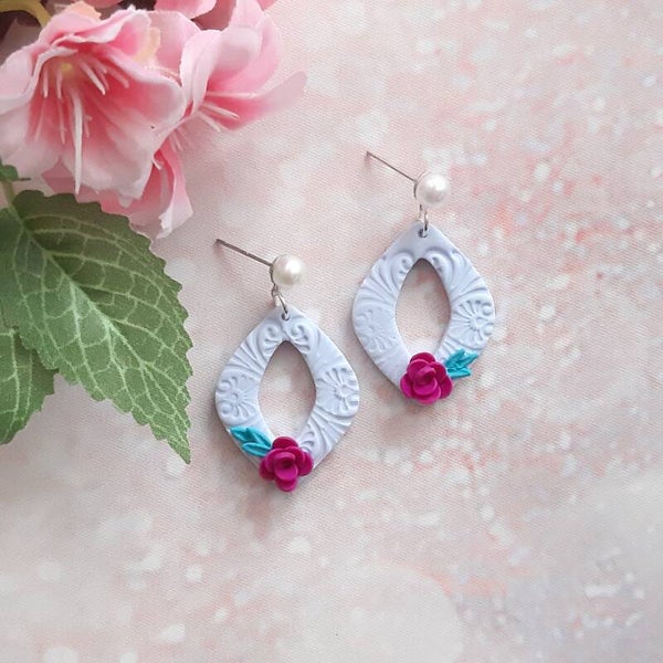 Elegante Ohrringe mit einer Rose