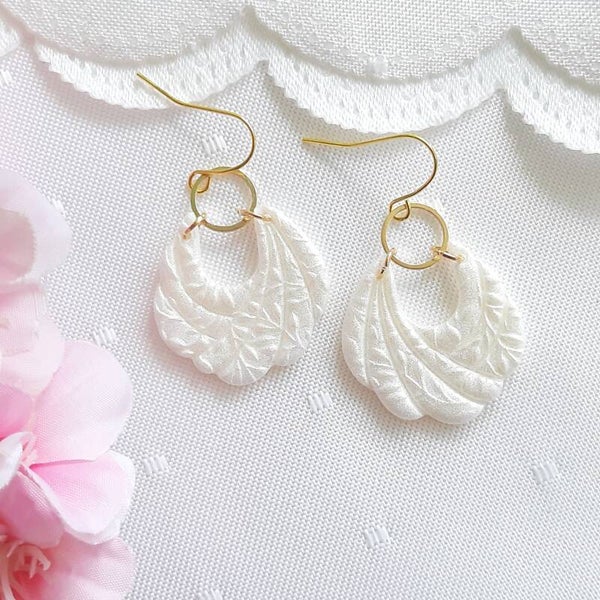 Handgemachte Ohrringe „Ivory Blossom“ aus schimmerndem Perlmutt-Ton