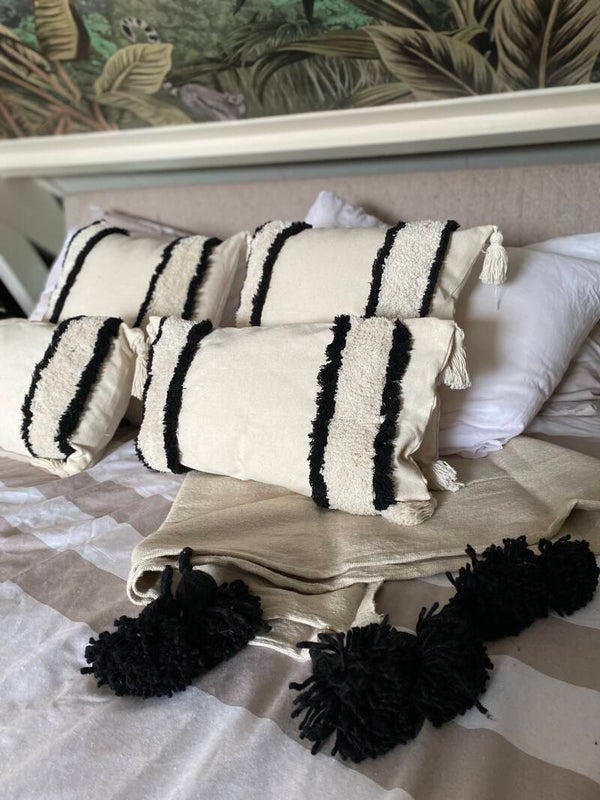 Pompom  plaid zand met zwarte pom pom