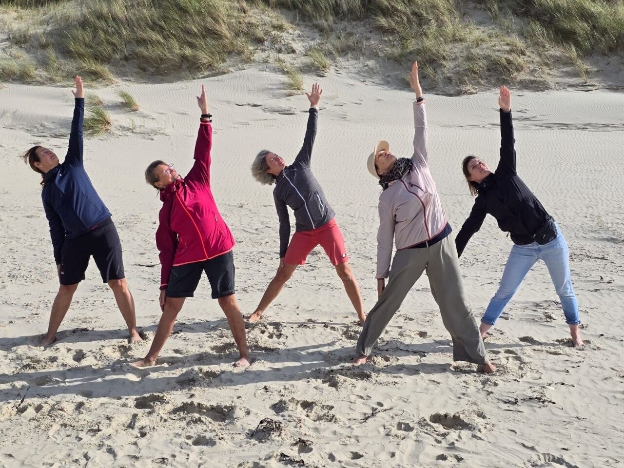 Yogagruppe in der Dreieckshaltung am Strand – Hatha Yoga Flow mit Sandra Birt