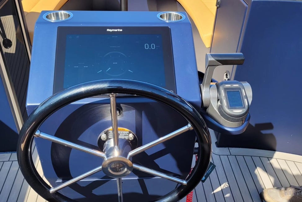Stijlvol stuurconsole met touchscreen en luxe zithoek voorin de Den Buytel 670 – alles binnen handbereik voor een ontspannen dag op het water.