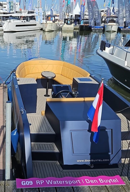 De Den Buytel 670 op de Hiswa te Water 2024 in Lelystad, aangemeerd op stand G09 van RP Watersport.