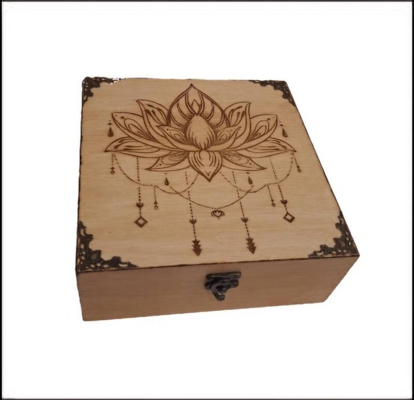 Boîte gravée d'une Fleur de Lotus Nénuphar boite de rangement type boit à huiles essentielles, thé, pierres cristaux, bijoux