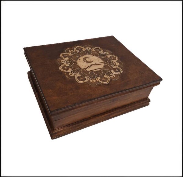 Coffret en bois gravée d'une fleur mandala avec décor mystique lune étoile et montagne