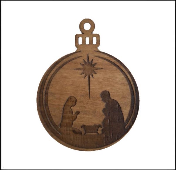 Boule de Noël en bois gravée d'une crèche de Noël