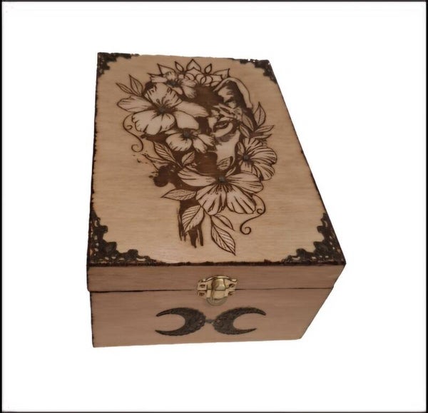 Boîte en bois gravée d'un loup et fleurs loup boite haute huiles essentielles photos bijoux pierres cristaux, courrier, boite souvenir