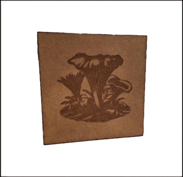 Sous plat carré gravé de chanterelles d'automne