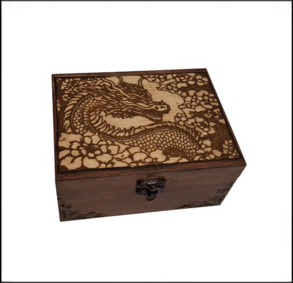 Coffret en bois gravé d'un dragon animal mythique et fantastique type boite à bijoux, pierres, cristaux thé huiles essentielles
