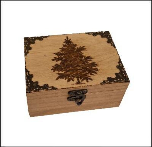 Boîte en bois gravée d'un sapin, décoration nature sapinière type boîte à thé, bijoux pierres cristaux, accessoires divers...