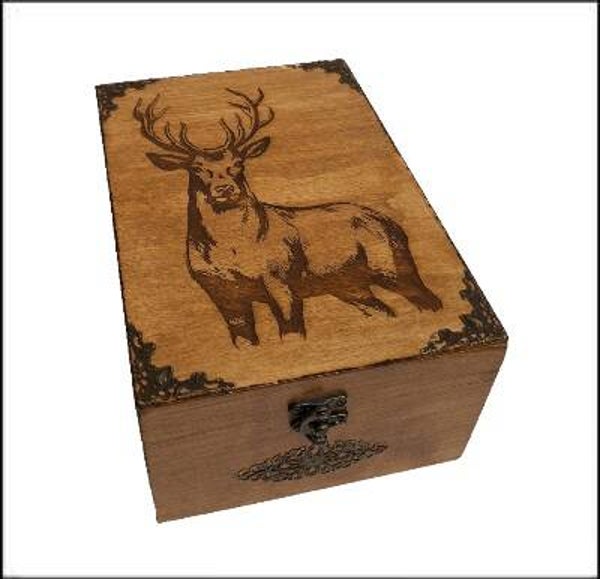 Boite haute gravée d'un cerf, type boite à thé, huiles essentielles, flacons de 30 ml