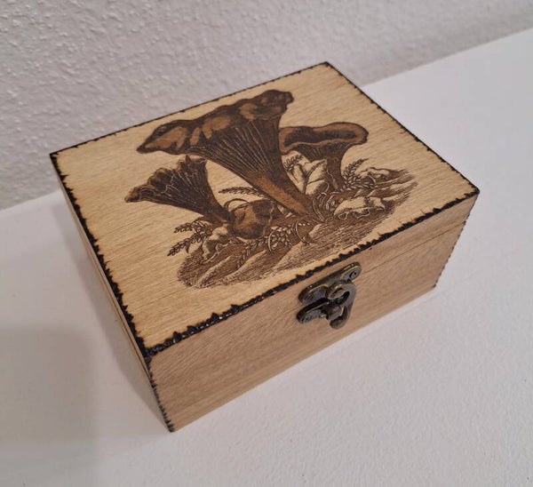 Coffret en bois gravé de champignons chanterelles d'automne ou girolles boite à thé bijoux, herbier