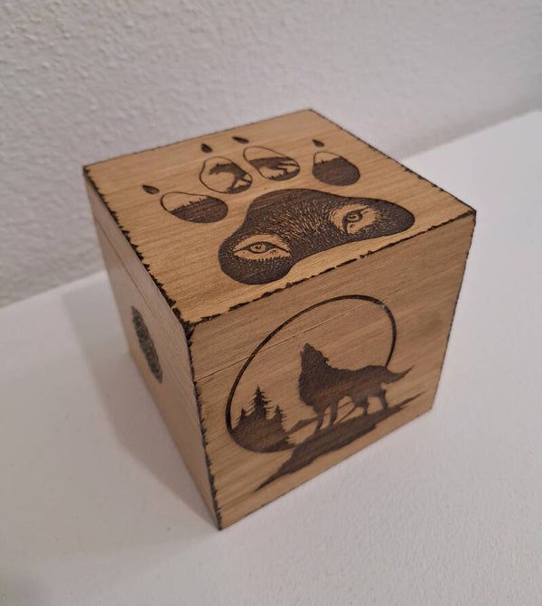 Boite gravée de loups et empreinte Boite carré en bois sur le thème de la nature sauvage loup hurlant à la lune et totem loup