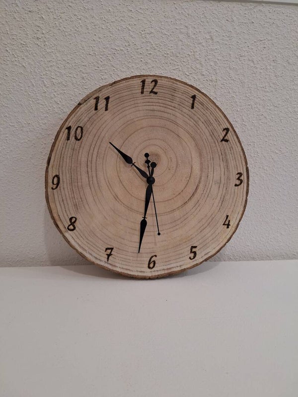 Horloge en rondin de bois gravée horloge murale en bois