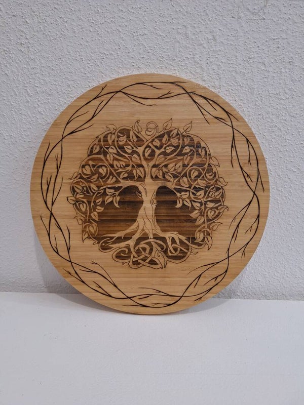 Grand plateau tournant en bois gravé d'un arbre de vie et entouré d'une couronne de branches