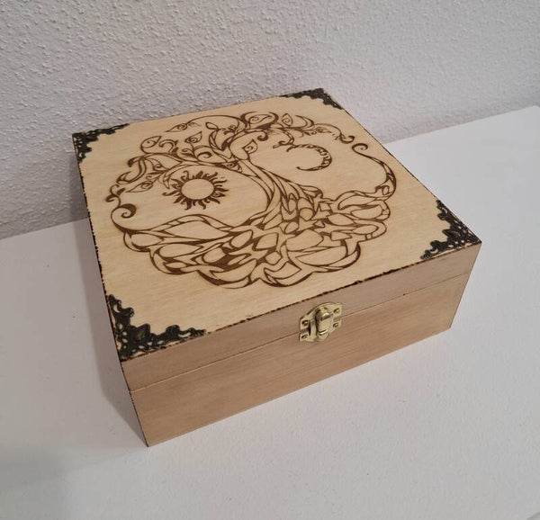 Boîte en bois gravée d'un Arbre de vie celtique avec un soleil et une lune bronze pierres cristaux bijoux thé huile essentielle