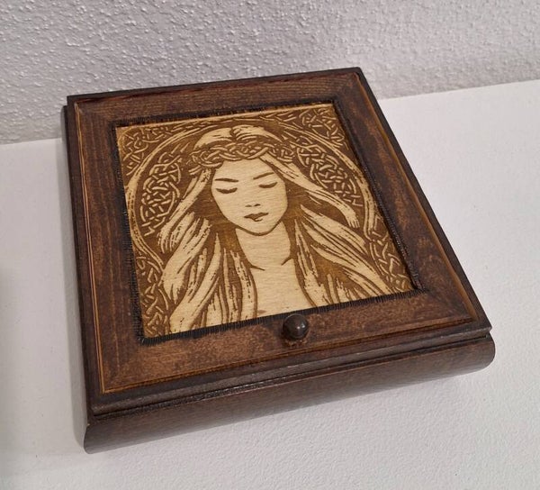Boite à bijoux gravée d'une jeune femme celte Ederven / Ederwen avec miroir à bascule