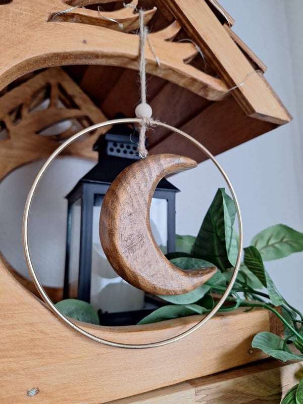 Suspension en bois croissant de lune dans un cerceau boule d'acier Décoration douce et féérique