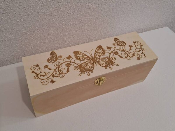 Boîte gravée d'un ornement de papillons type coffret à bijoux, thé ou divers fioles et flacons